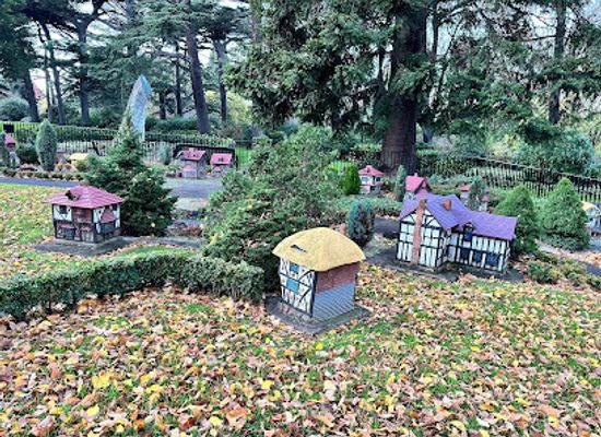 australia/melbourne/fitzroy/landmark/model-tudor-village-in-fitzroy-gardens