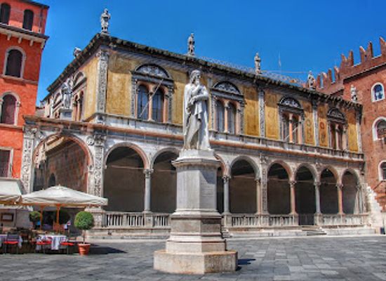 italy/verona/landmark/loggia-del-consiglio