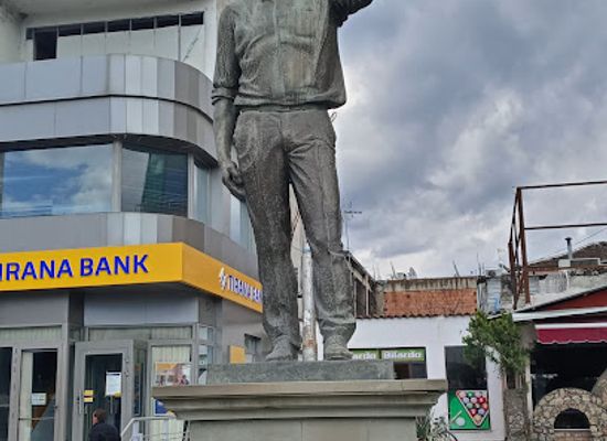 albania/kurbin/landmark/george-w-bush-statue