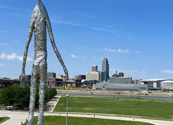 nebraska/omaha/old-market/landmark/bob-kerrey-pedestrian-bridge