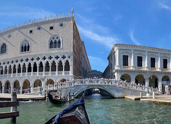 italy/veneto/landmark/gondola-ride-at-ponte-de-l-ogio