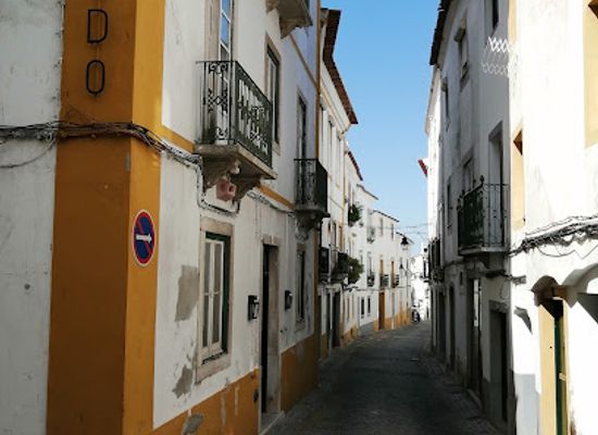 portugal/evora/landmark/largo-dos-mercadores