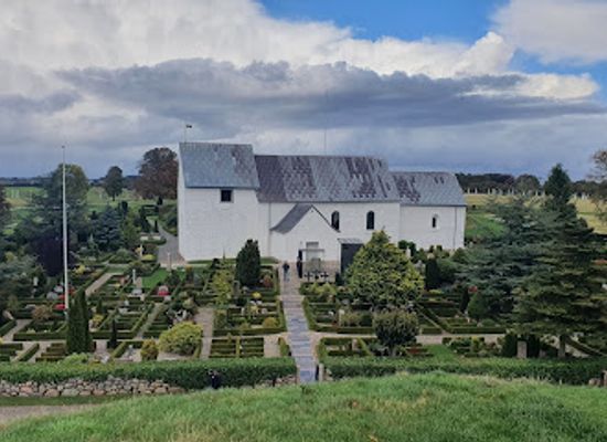 denmark/east-jutland/landmark/jelling-mounds-runic-stones-and-church