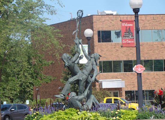 wisconsin/la-crosse/landmark/ho-chunk-la-crosse-players-statue