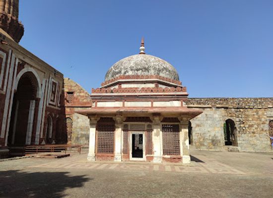 india/delhi/landmark/imam-zamin-s-tomb