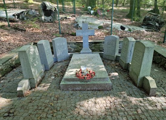 luxembourg/clervaux/landmark/monument-en-oorlogsgraven-hudson-transportvliegtuig-maulusmuhle