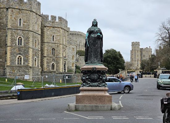 united-kingdom/windsor/landmark/queen-victoria-statue