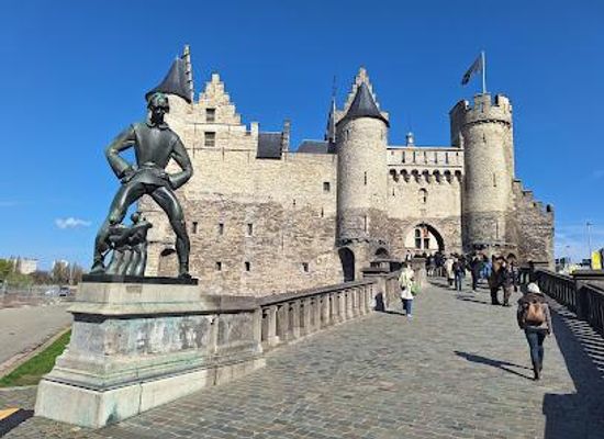 belgium/land-of-waas/landmark/lange-wapper-statue