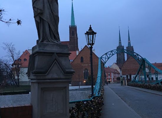 poland/wroclaw/ostrow-tumski/landmark/krasnal-latarnik-gazus