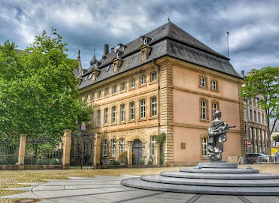 luxembourg/luxembourg-ardennes/landmark/statue-of-the-grand-duchess-charlotte