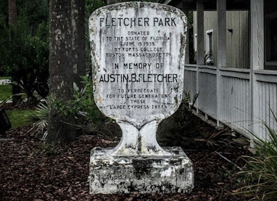 florida/central-florida/landmark/fletcher-park-monument