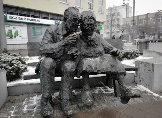 poland/kashubia/landmark/bench-of-a-kashubian-couple