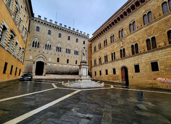 italy/lunigiana/landmark/palazzo-salimbeni