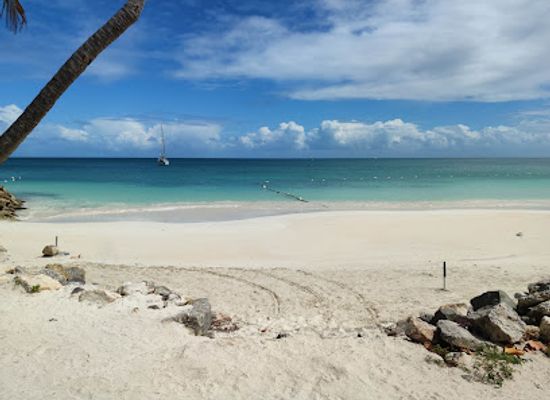 antigua-and-barbuda/dickenson-bay/landmark/ana-s-on-the-beach