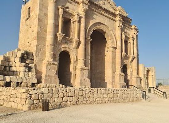 jordan/ajloun-highlands/landmark/arch-of-hadrian