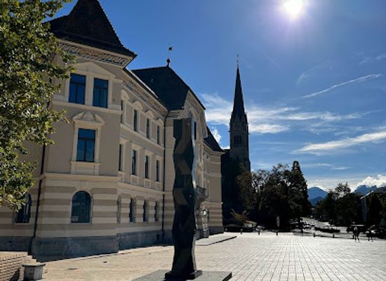 liechtenstein/vaduz/landmark/seinem-grossen-sohne