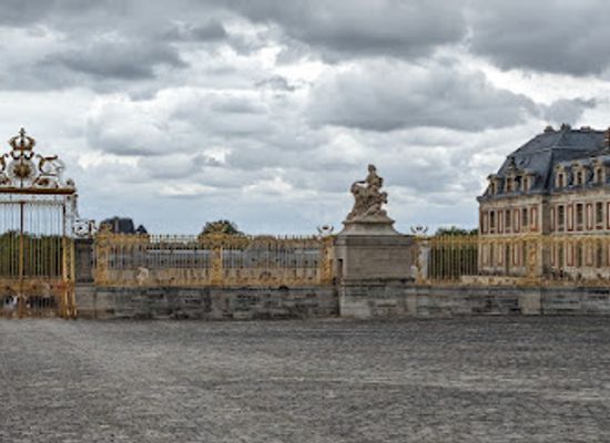 france/versailles/landmark/galerie-des-sculptures-et-des-moulages-sculptures-de-versailles-gypsotheque-du-louvre