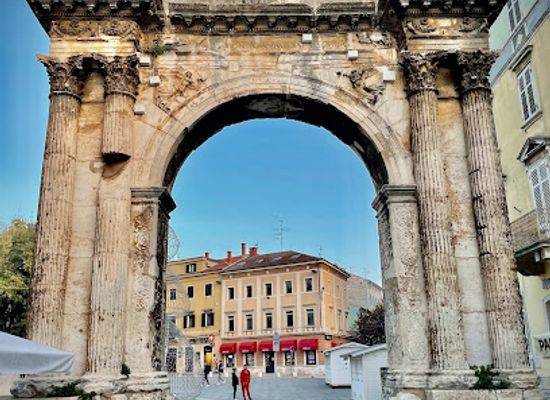 croatia/pula/landmark/arch-of-the-sergii