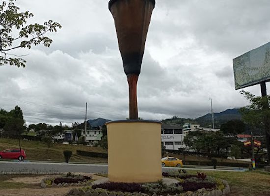 ecuador/loja-region/landmark/monumento-al-cafe