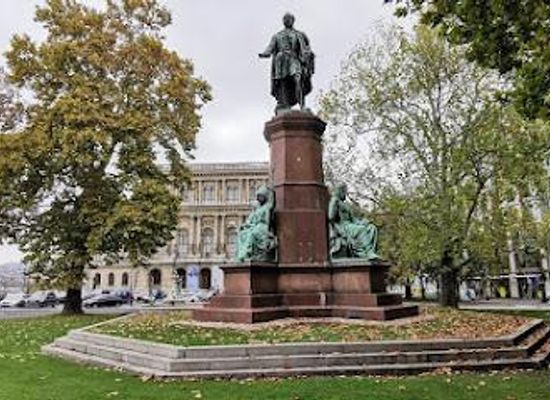 hungary/central-hungary/landmark/count-istvan-szechenyi-statue