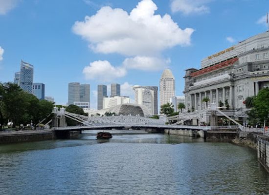 singapore/central-business-district/landmark/cavenagh-bridge