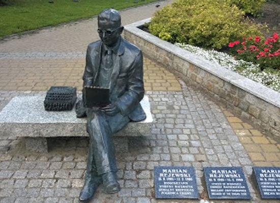 poland/bydgoszcz/landmark/pomnik-mariana-rejewskiego