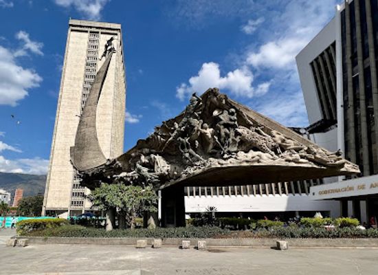 colombia/medellin/laureles/landmark/monumento-a-la-raza