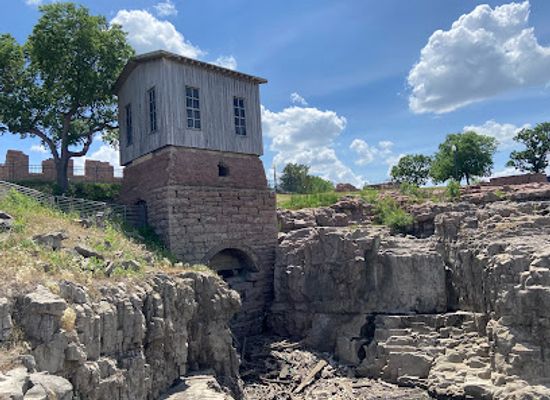 south-dakota/badlands/landmark/queen-bee-mill-ruins