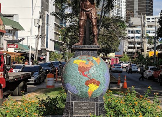 panama/pacific-coast/landmark/statue-of-roberto-hands-of-stone-duran