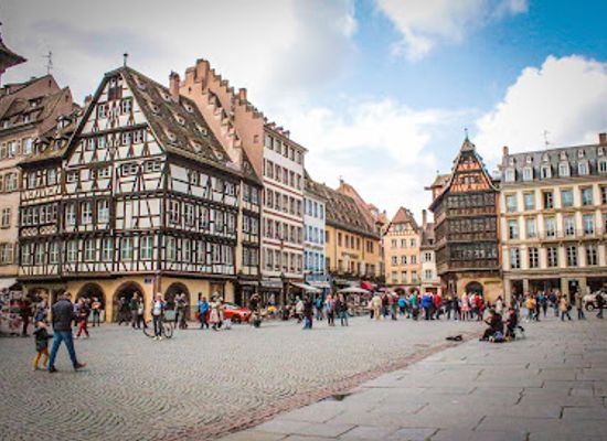 france/strasbourg/landmark/place-de-la-cathedrale