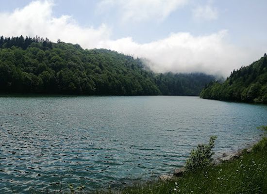 georgia/racha-lechkhumi-and-kvemo-svaneti/landmark/shaoris-tsqalsats-avi