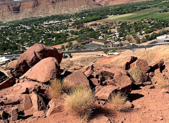 utah/canyonlands/landmark/raven-s-rim-adventure-tours