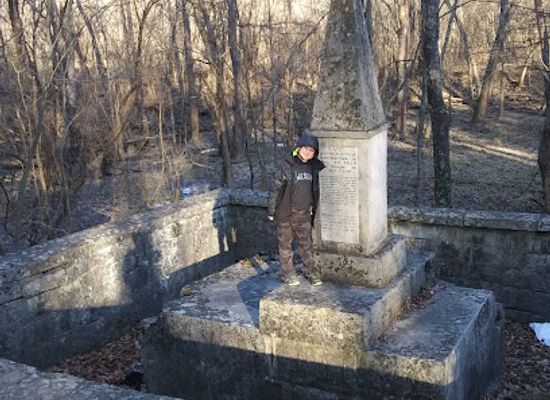 indiana/the-southern-hills-and-lowlands/landmark/foot-s-tomb