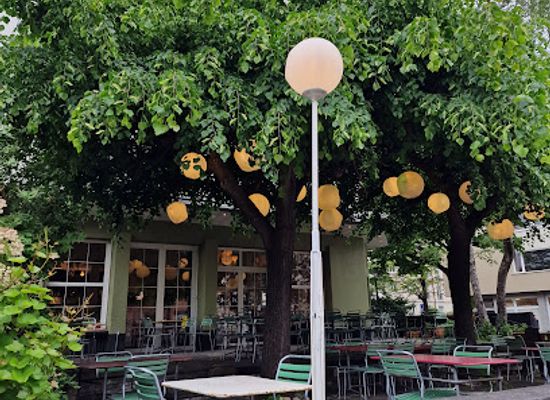 switzerland/basel/kleinbasel/landmark/basilia-basiliskenstatue-auf-der-terrasse-vor-dem-hotel-basilisl