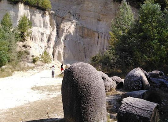 romania/valcea/landmark/muzeul-trovantilor