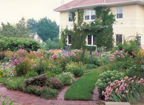 illinois/quad-cities/landmark/deere-wiman-carriage-house