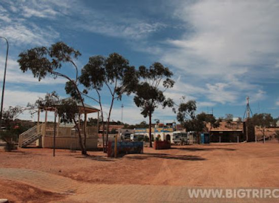 australia/outback/landmark/tom-s-opal-mine-tom-s-working-opal-mine