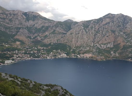 montenegro/bay-of-kotor/landmark/palats-ivelichiv