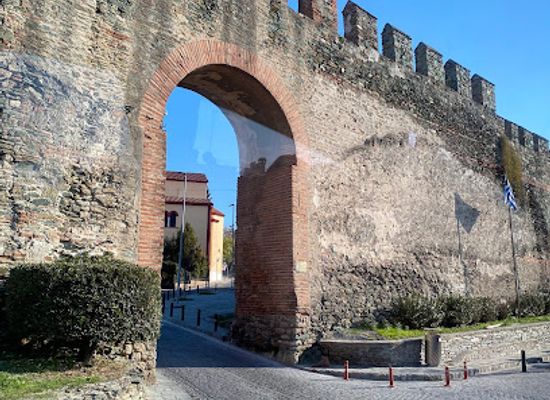 greece/thessaloniki/ano-poli/landmark/anna-palaiologina-gate-trigonio