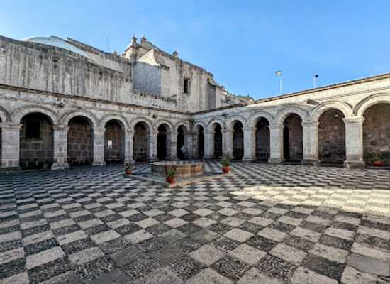 peru/arequipa/landmark/cloisters-of-the-company