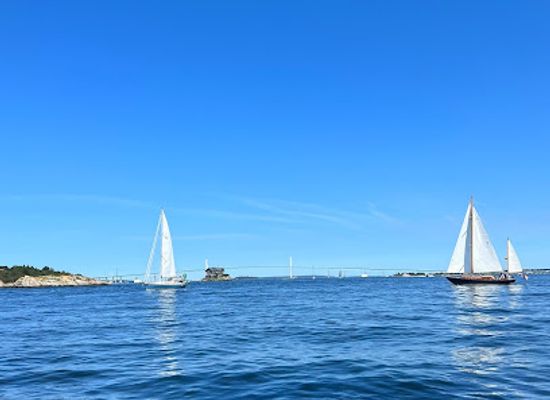 rhode-island/newport-coastline/landmark/newport-classic-cruises-bowen-s-wharf