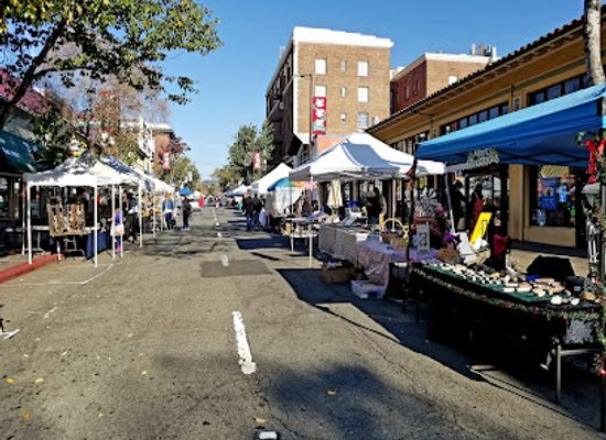 california/berkeley/telegraph-avenue/landmark/telegraph-ave-holiday-street-fair