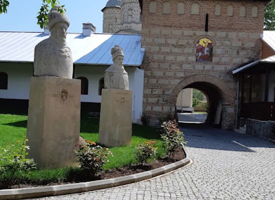 romania/dambovita/landmark/muzeul-evolutiei-omului-si-tehnologiei-in-paleolitic