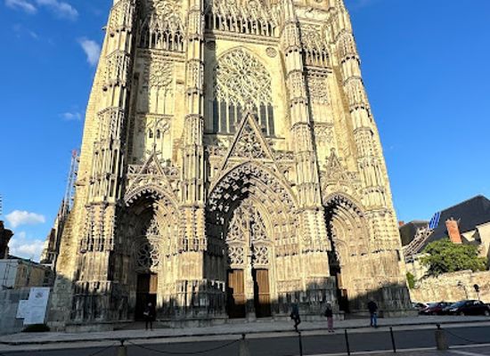 france/tours/landmark/place-de-la-cathedrale