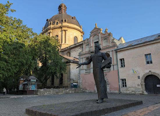 ukraine/lviv/rynok-square/landmark/ivan-fedorov-statue