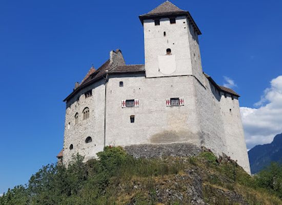 liechtenstein/alp-pradamee-trail/landmark/burg-gutenberg
