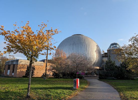 germany/berlin/prenzlauer-berg/landmark/sonnenuhr-am-zeiss-grossplanetarium