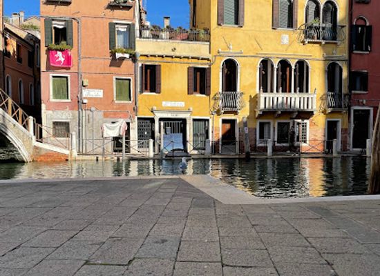 italy/venice/landmark/monument-to-paolo-sarpi