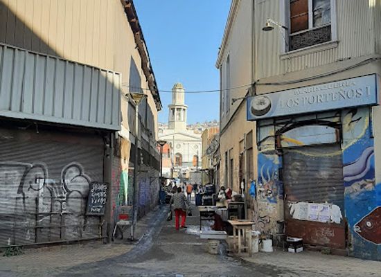 chile/valparaiso/barrio-puerto/landmark/plaza-echaurren