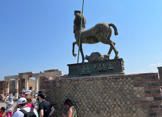 italy/pompeii/pompeii-archaeological-park/landmark/house-of-the-arches